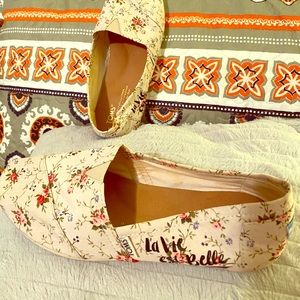 Toms floral flat.